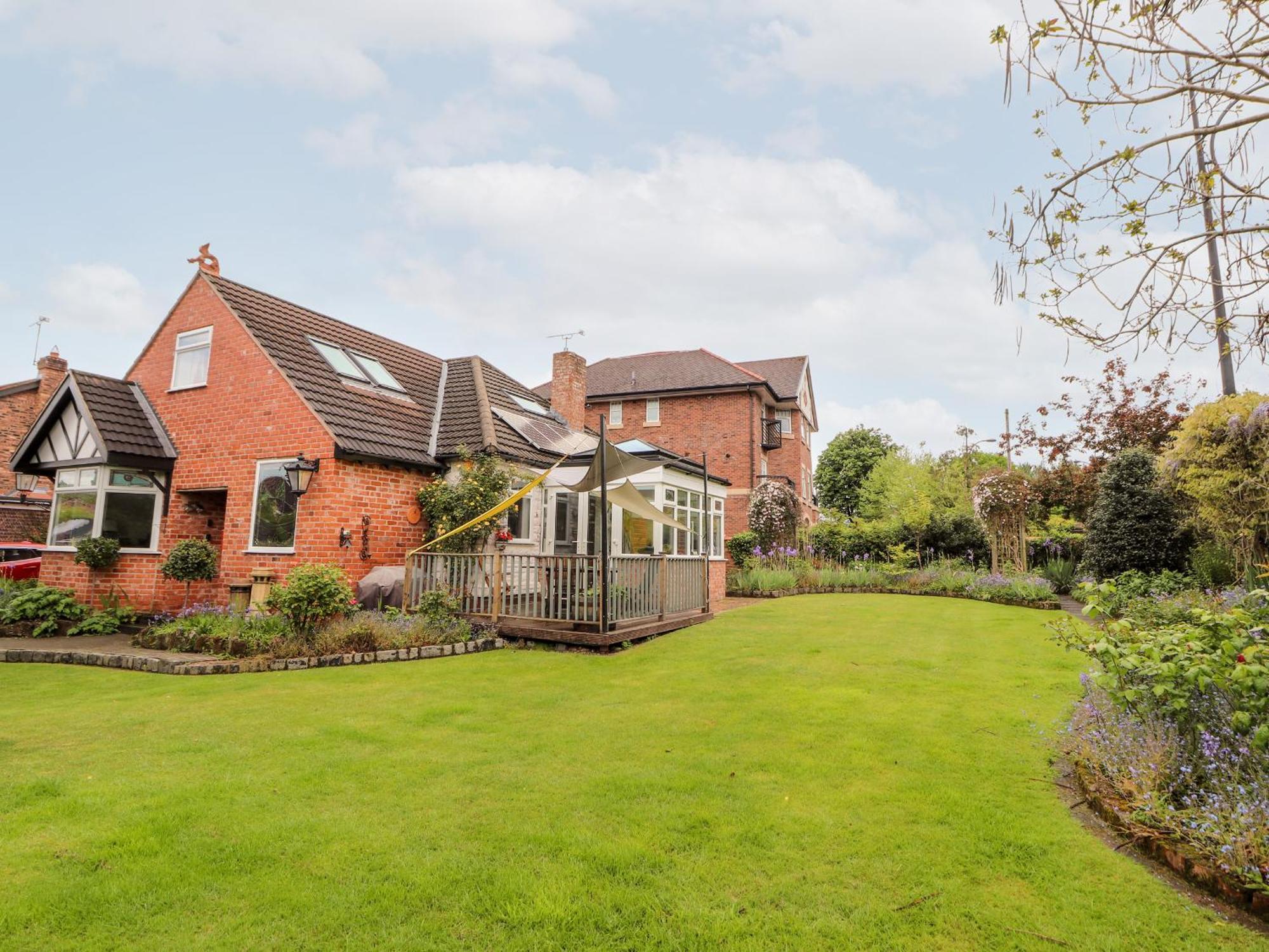 Dragon'S Den Apartment Chester Exterior photo